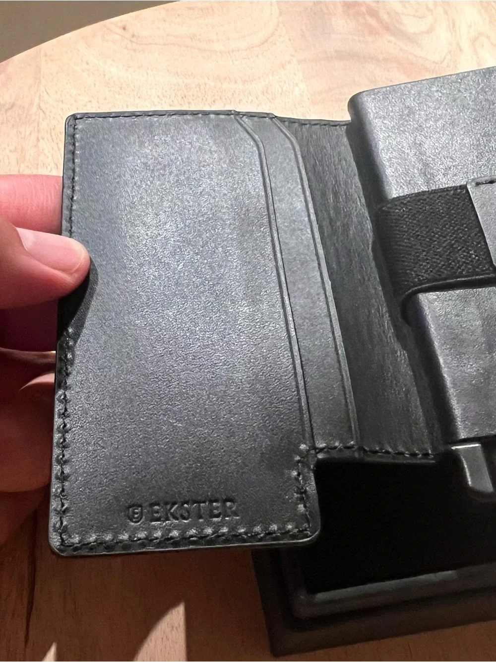Ekster Aluminum Apple Air Tag Wallet w RFID NEW
